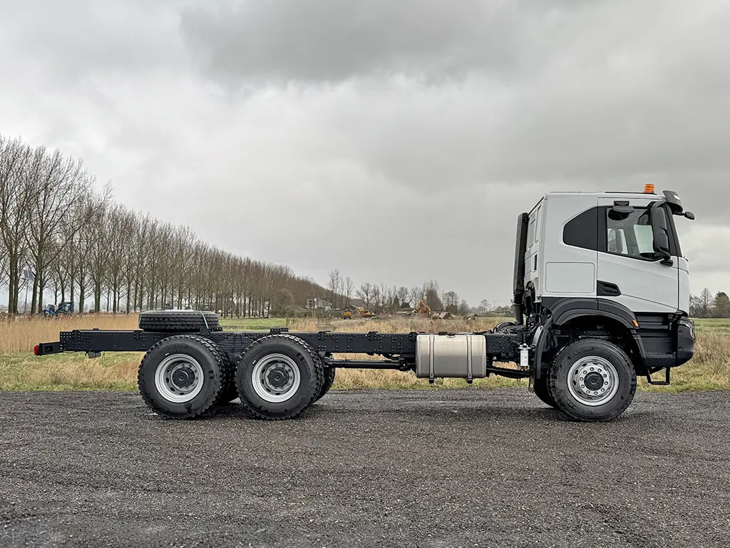 Iveco T-Way AT380T47WH-4500 6x6 Chassis Cabin 5