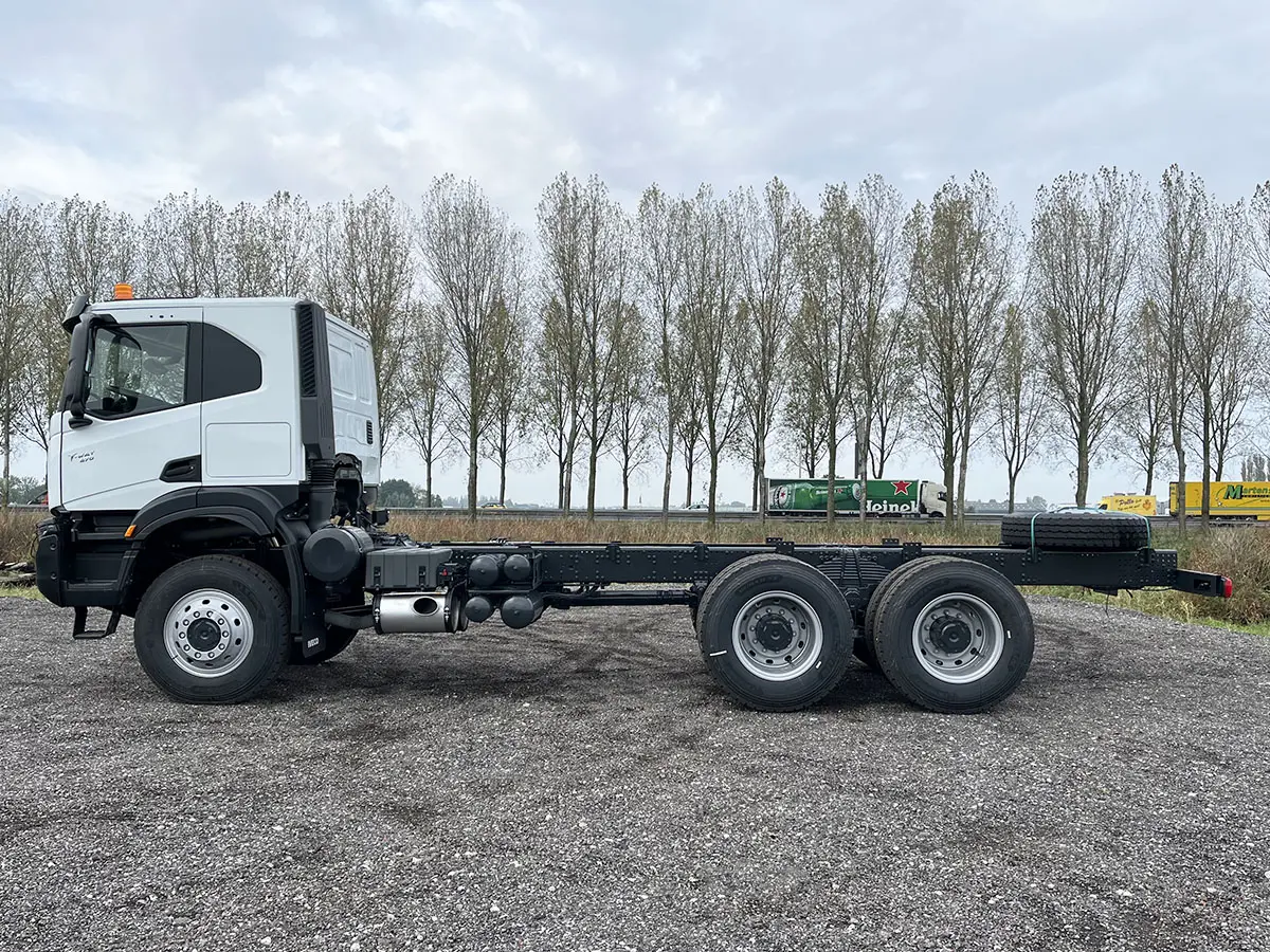 Iveco T-Way AT380T47WH-4500 AT Chassis Cabin 6x6 2