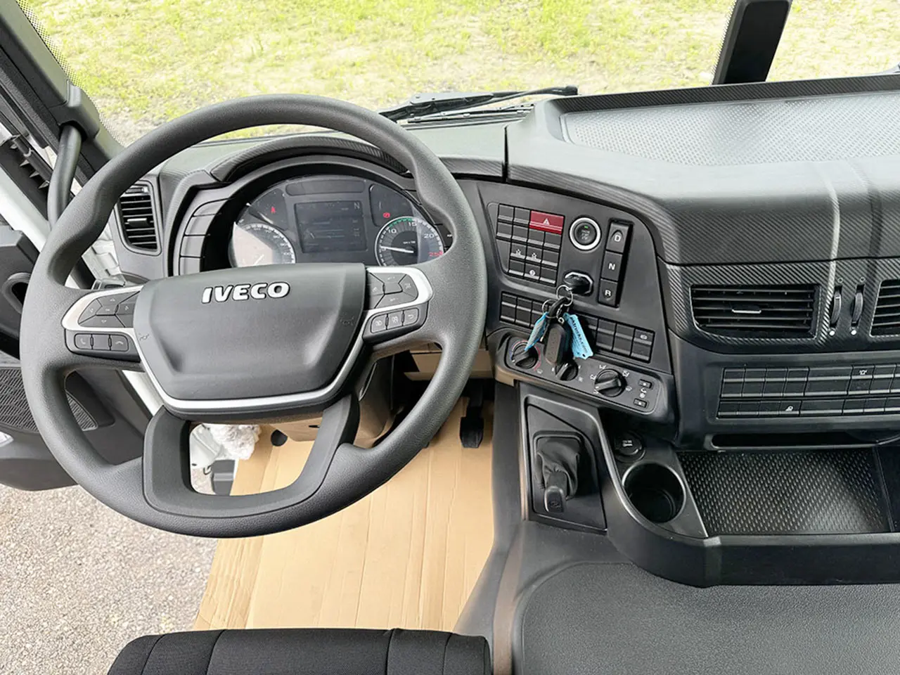Iveco T-Way AT380T47WH AT Flatbed 6x6 11