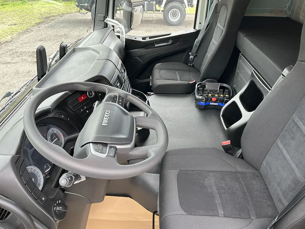 Iveco T-Way AT380T47WH AT Fassi F335A.2.24 6x6 Crane Truck 7