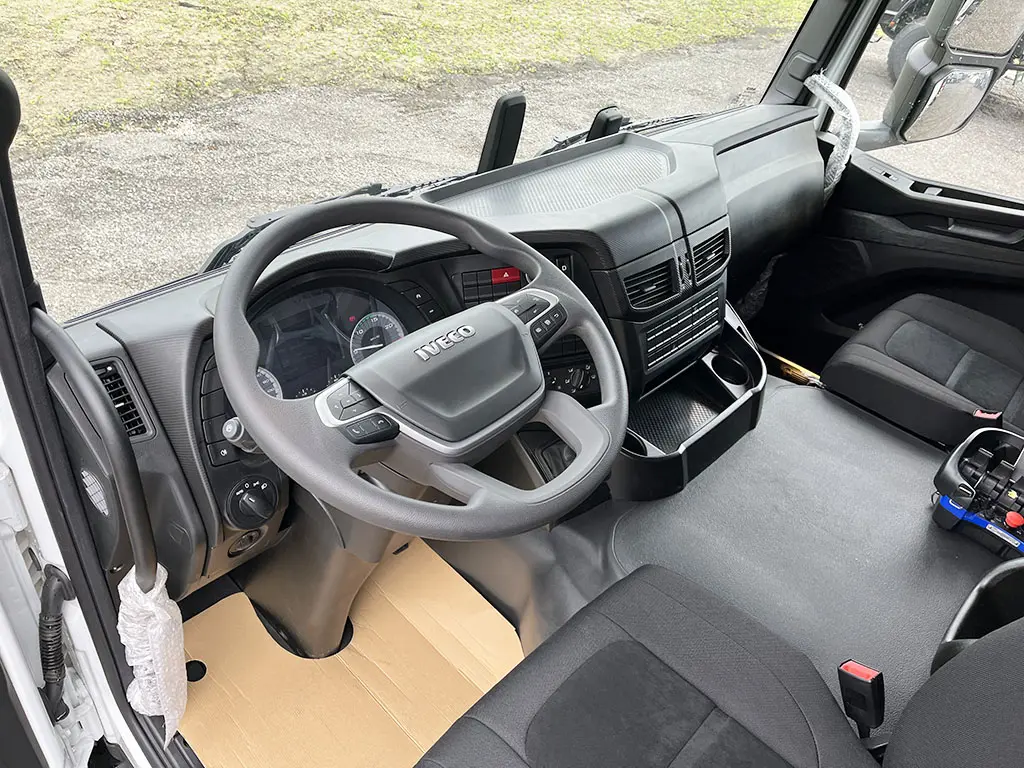 Iveco T-Way AT380T47WH AT Fassi F335A.2.24 6x6 Crane Truck 8