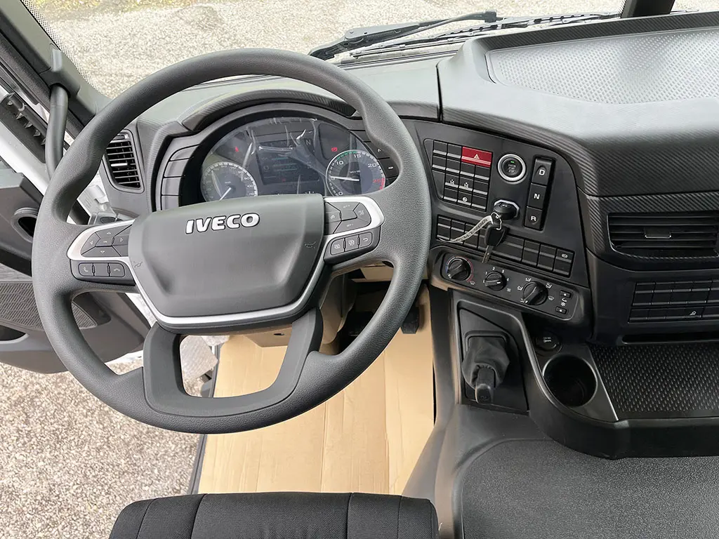 Iveco T-Way AT380T47WH AT Fassi F335A.2.24 Crane Truck 6x6 9
