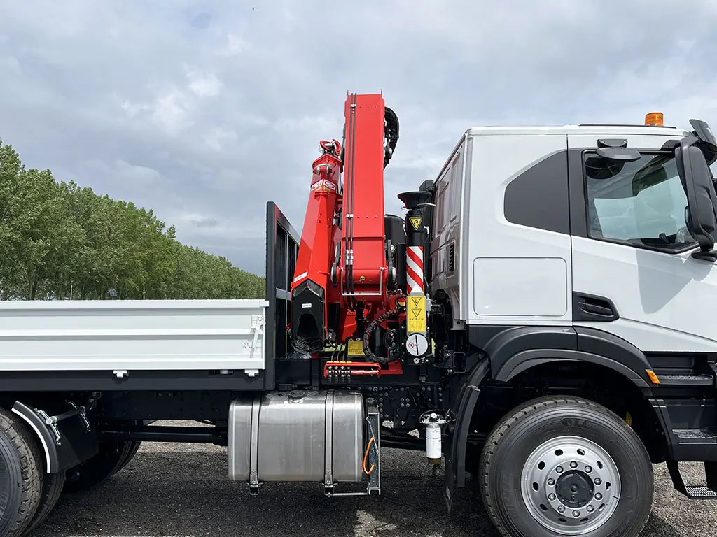 Iveco T-Way AT380T47WH AT Fassi F335A.2.24 6x6 Crane Truck 13