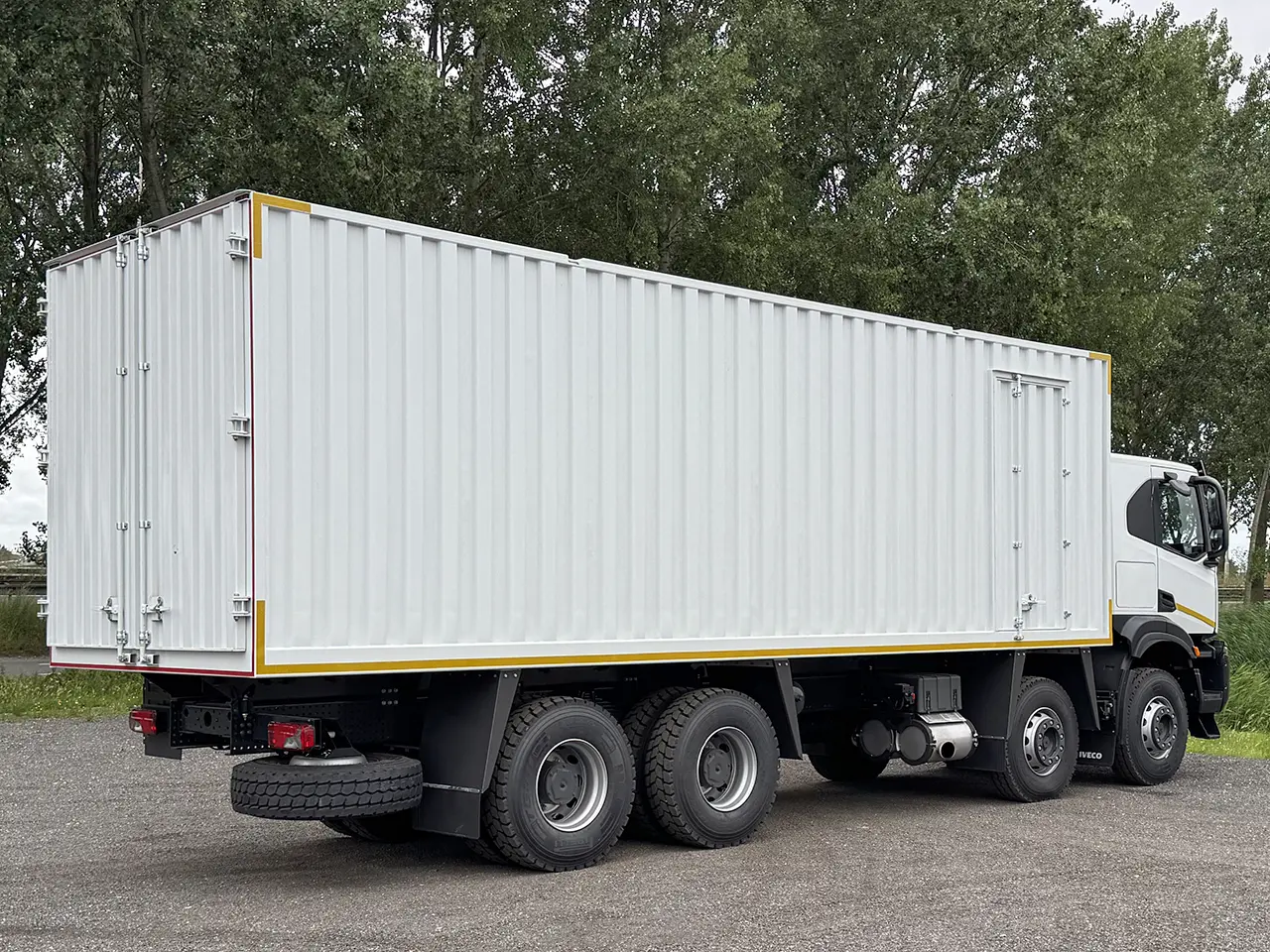 Iveco T-Way AT410T43H Caisse fermée 8x4 2
