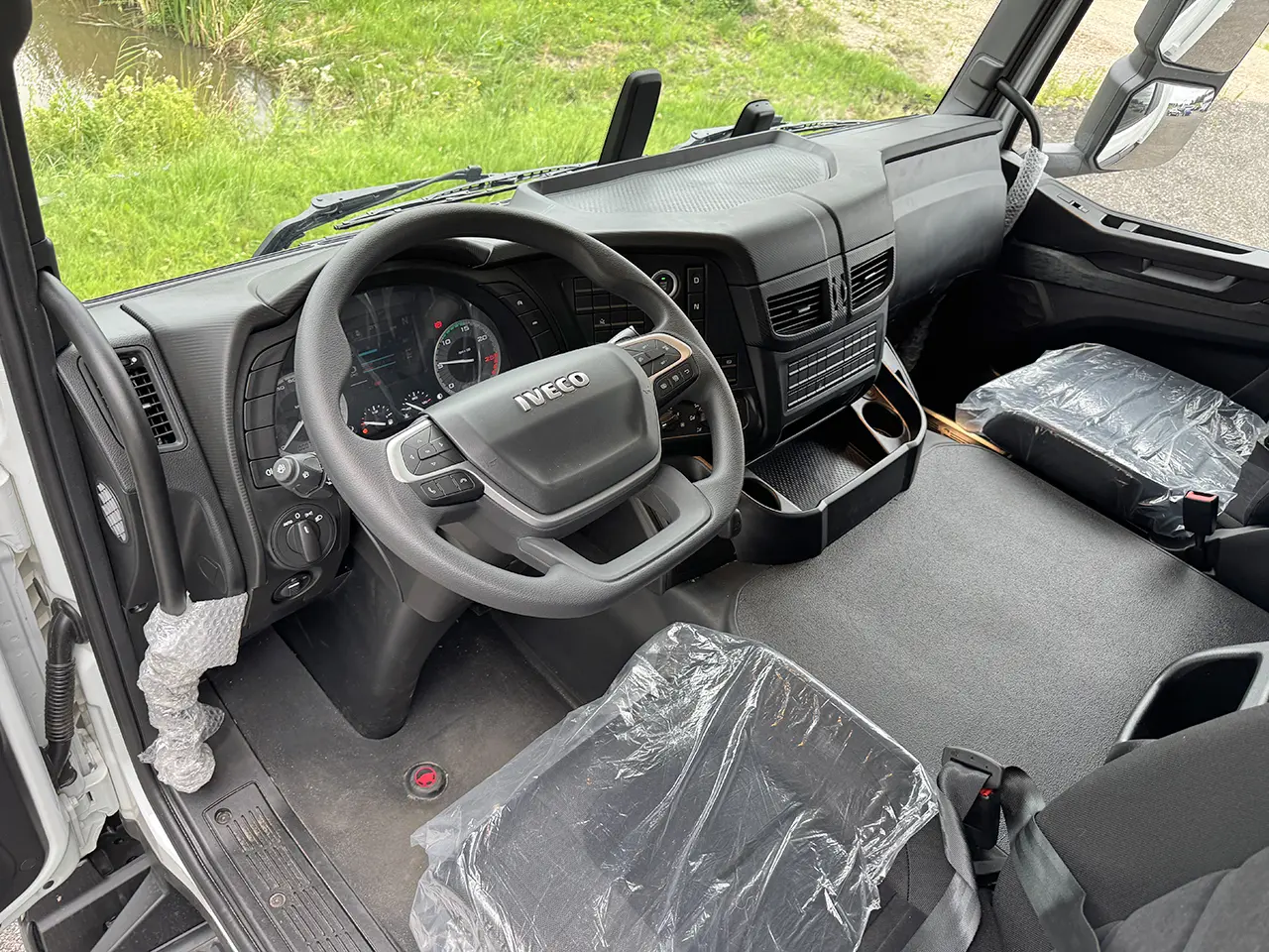 Iveco T-Way AT410T43H Closed Box Truck 8x4