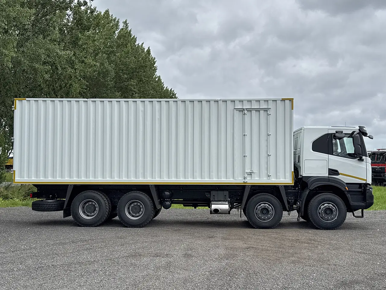 Iveco T-Way AT410T43H Caisse fermée 8x4 5