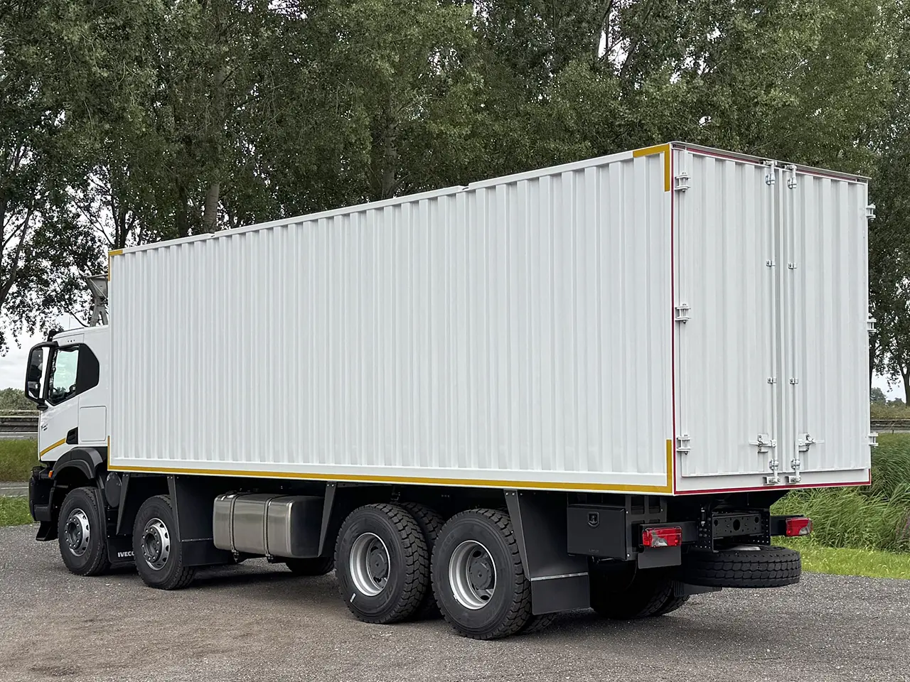 Iveco T-Way AT410T43H Caisse fermée 8x4 6