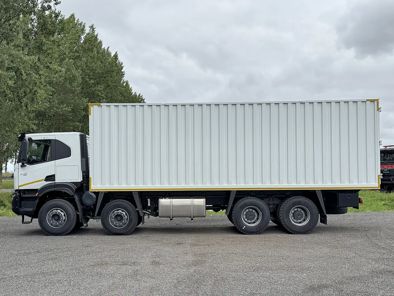 Iveco T-Way AT410T43H Caisse fermée 8x4 7