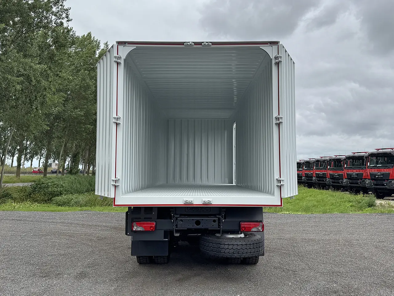 Iveco T-Way AT410T43H Caisse fermée 8x4 13
