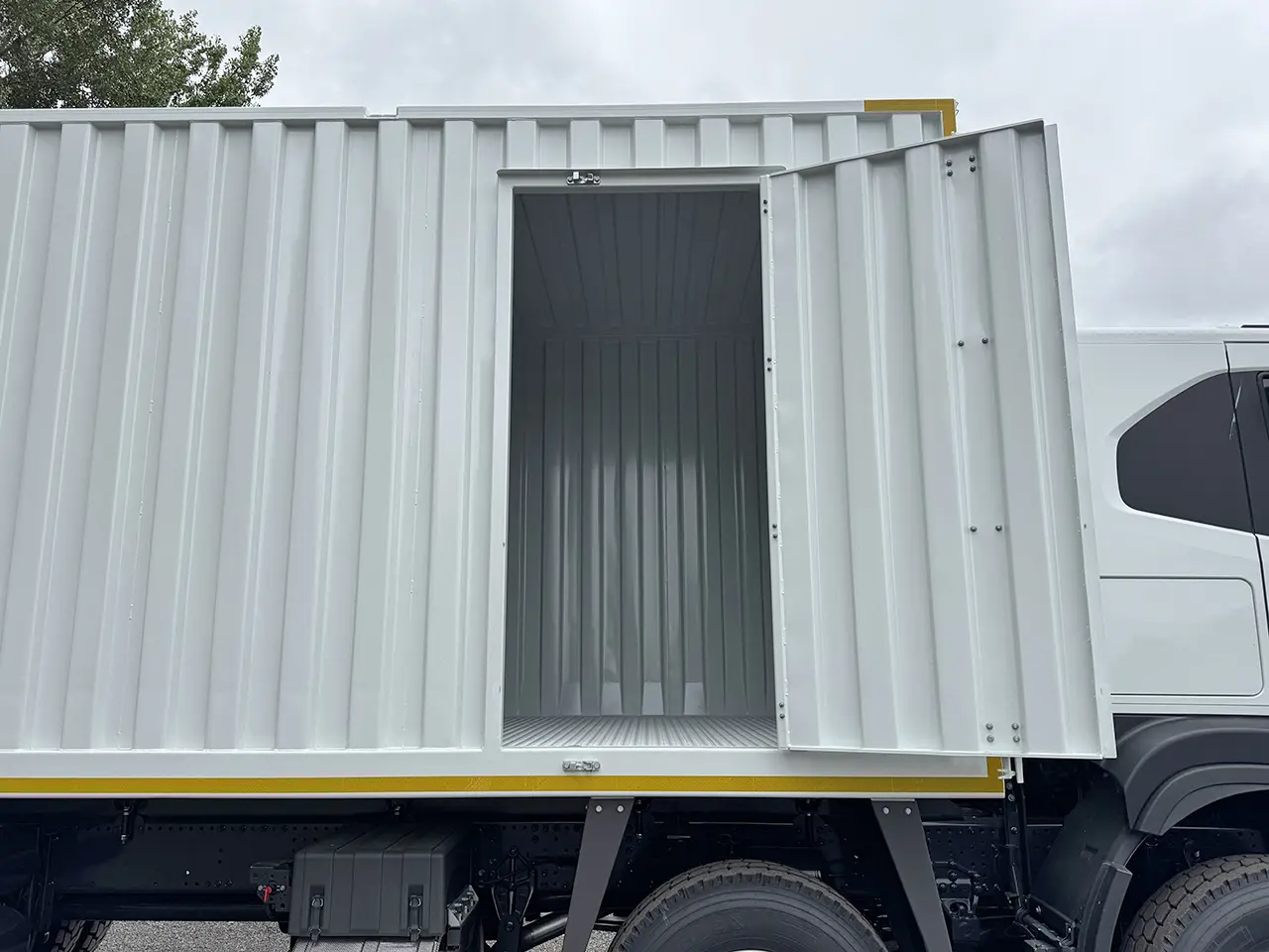 Iveco T-Way AT410T43H Caisse fermée 8x4 15