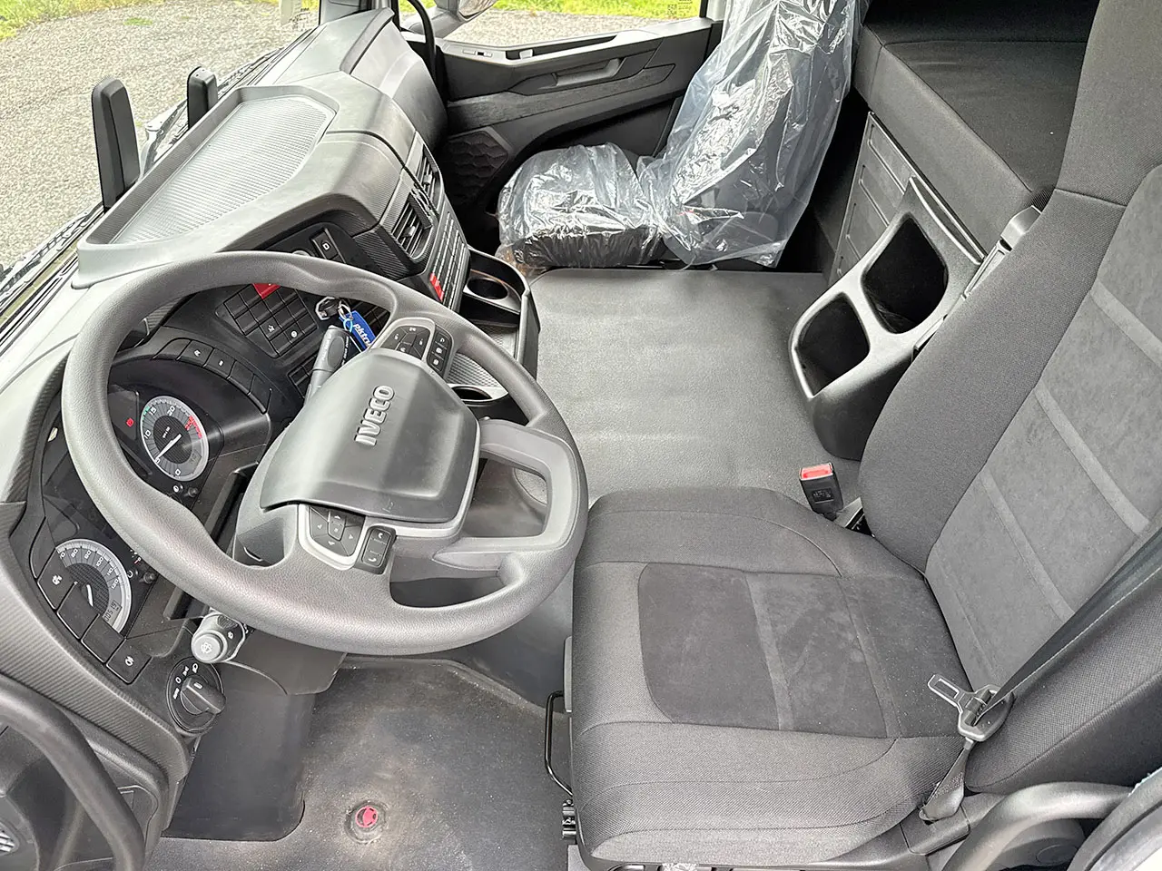 Iveco T-Way AT720T43TH AT ADR 6x4 Tractor Head with Crane 11