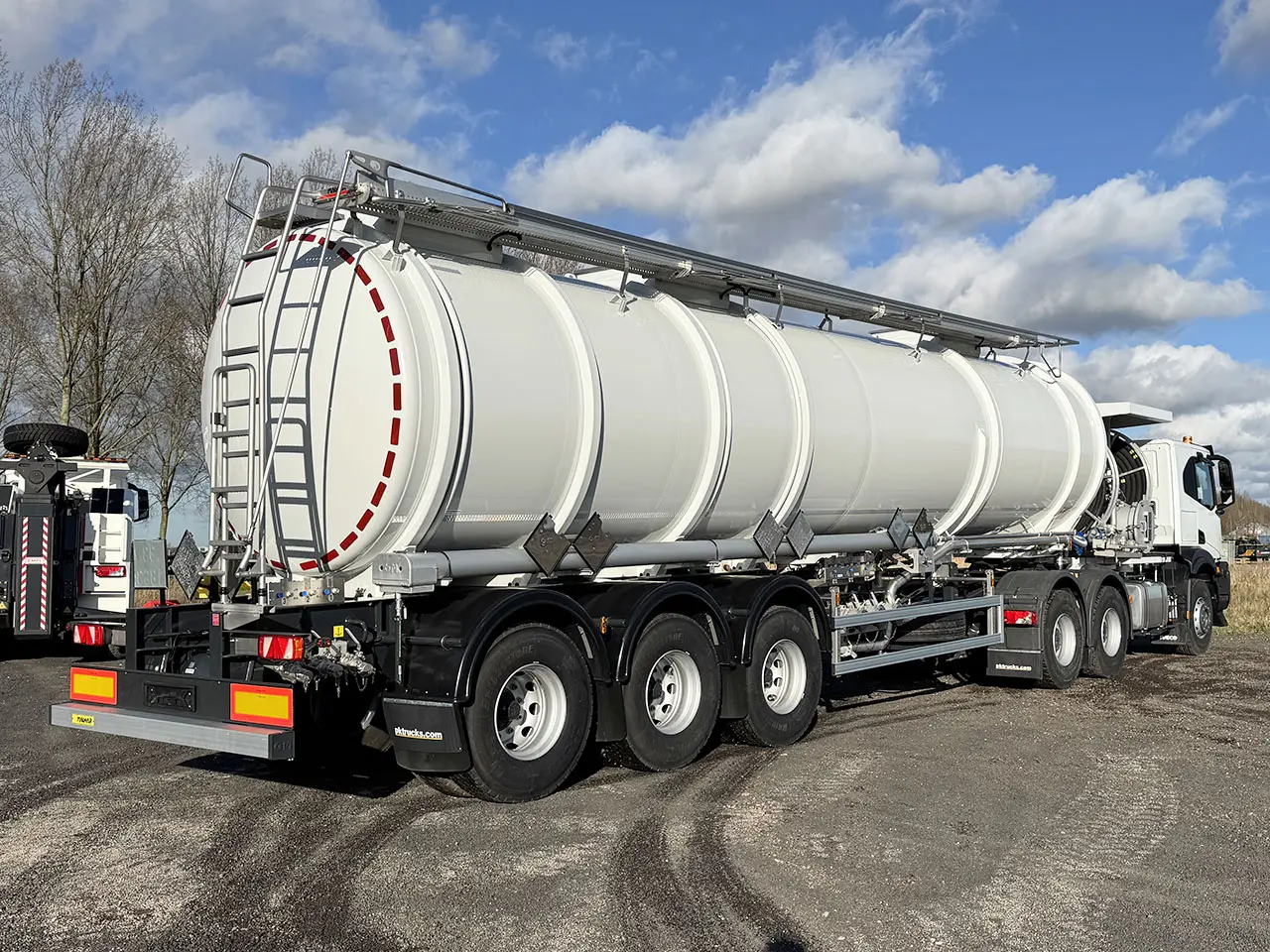 Iveco T-Way AT720T47TH / Magyar SMFF JET-A1 Semi-remorque de réservoir de carburant d'aviation 3-Essieux