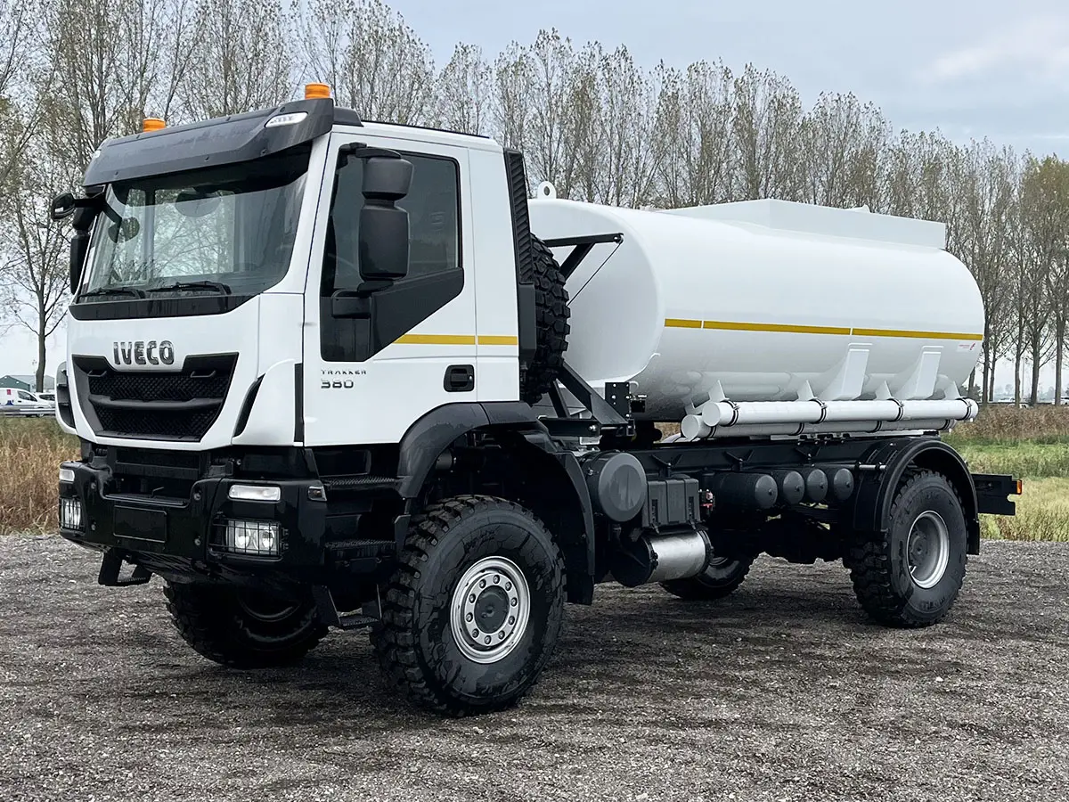 Iveco Trakker AD190T38WH AT ADR Camion citerne à carburant 4x4