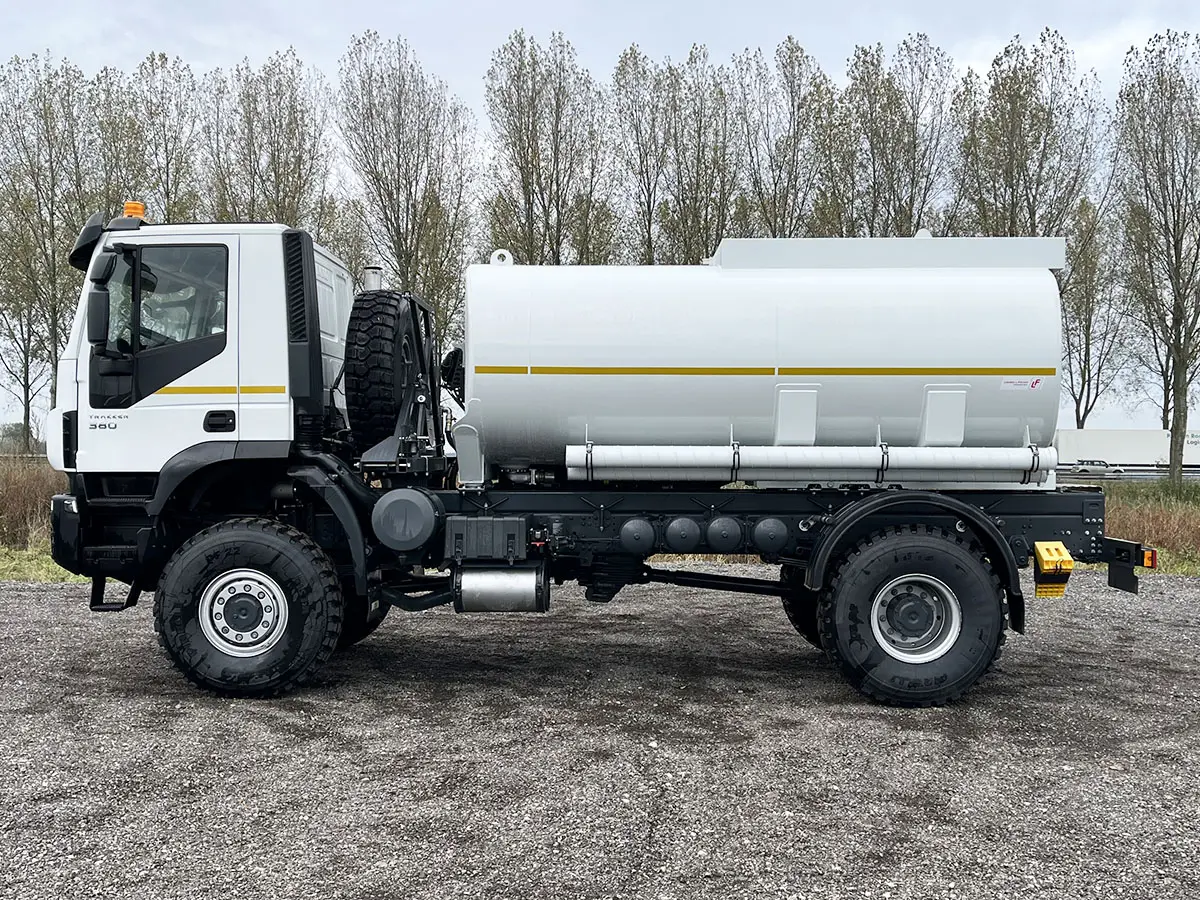 Iveco Trakker AD190T38WH AT ADR Camion citerne à carburant 4x4