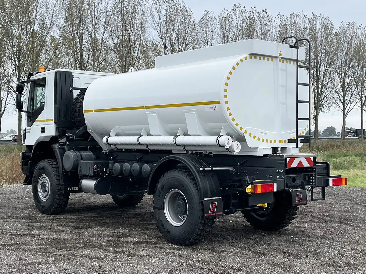 Iveco Trakker AD190T38WH AT ADR Camion citerne à carburant 4x4