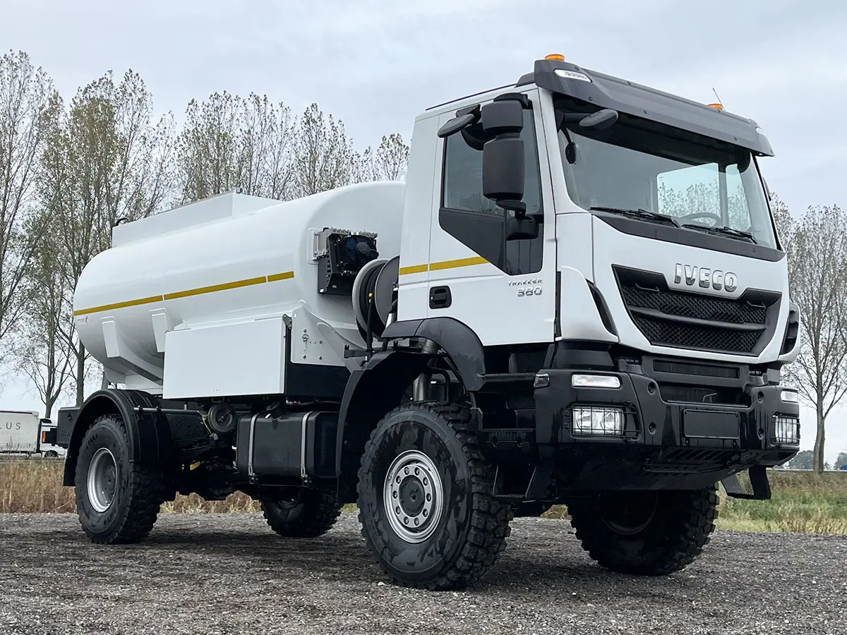 Iveco Trakker AD190T38WH AT ADR Camion citerne à carburant 4x4 4