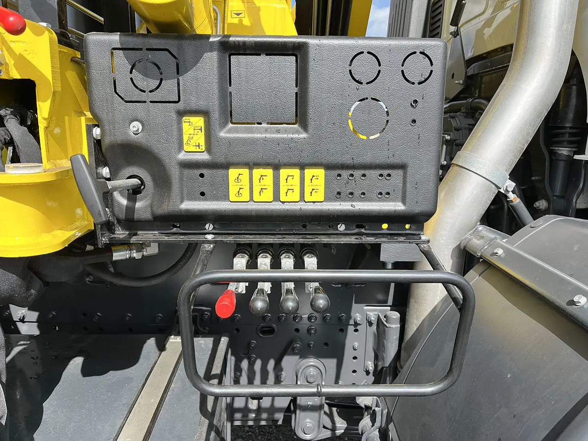 Iveco Trakker AD190T38WH AT Hyva HB170 4x4 Crane Truck 12