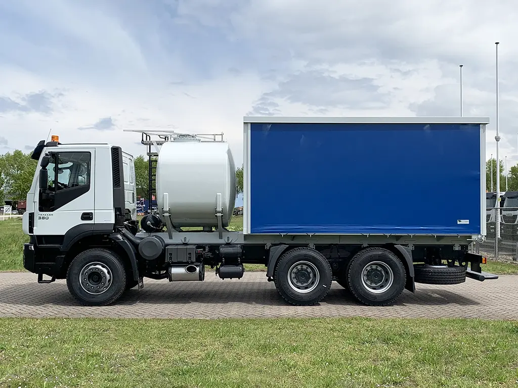 Iveco Trakker AD380T38H Camion à carburant et lubrifiant 6x4 2