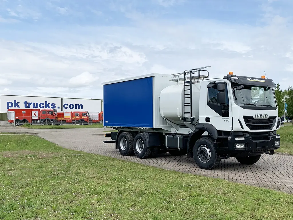 Iveco Trakker AD380T38H Camion à carburant et lubrifiant 6x4 4