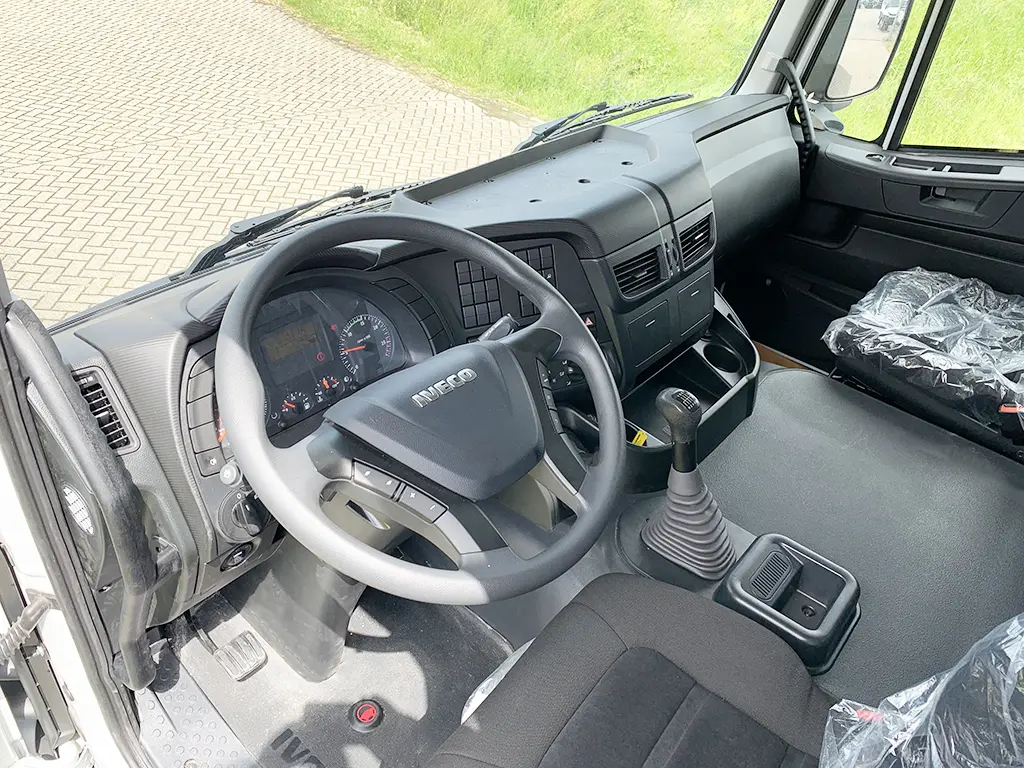 Iveco Trakker AD380T38H Camion à carburant et lubrifiant 6x4 8