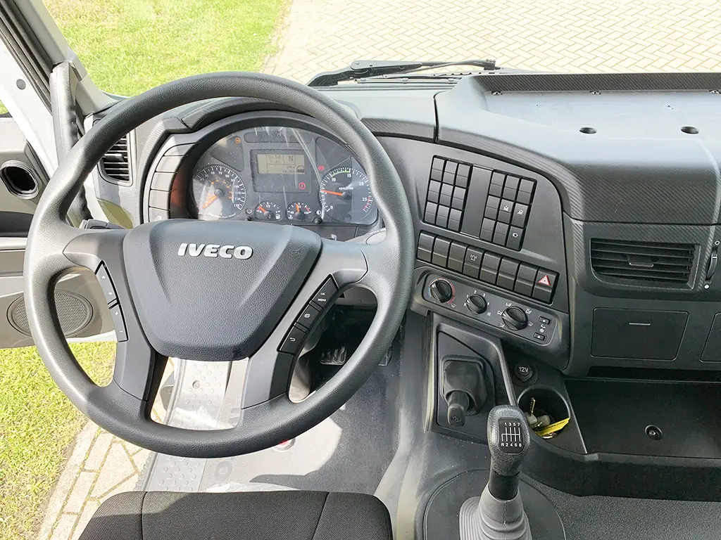 Iveco Trakker AD380T38H Camion à carburant et lubrifiant 6x4 9