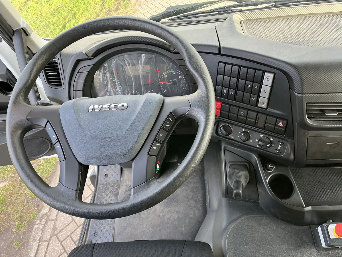 Iveco Trakker AD380T38H ADR Camion citerne à carburant pour l'aviation 6x4 9