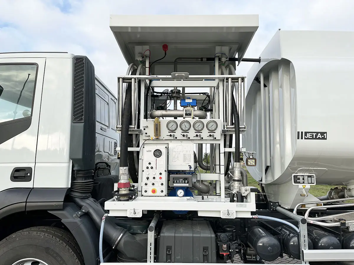 Iveco Trakker AD380T38H ADR Camion citerne à carburant pour l'aviation 6x4 11