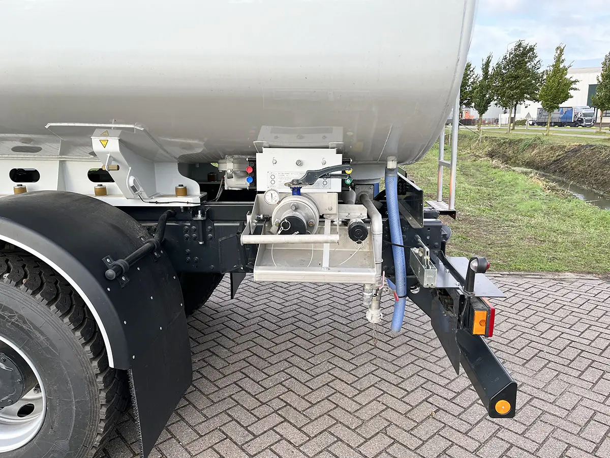 Iveco Trakker AD380T38H ADR Camion citerne à carburant pour l'aviation 6x4 14