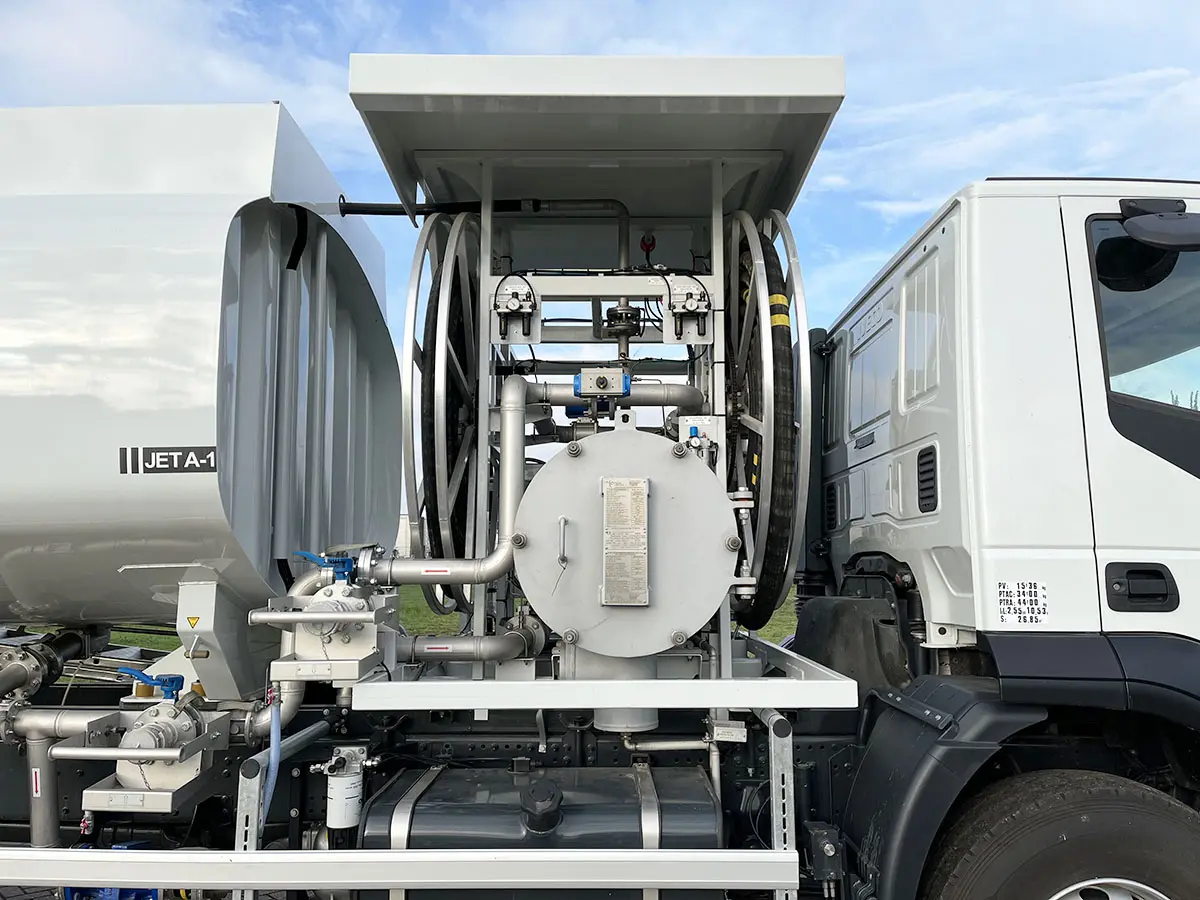Iveco Trakker AD380T38H ADR Camion citerne à carburant pour l'aviation 6x4 15
