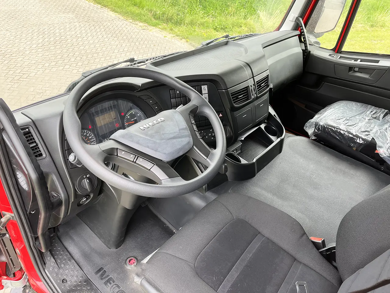 Iveco Trakker AD380T50 6x4 Chassis Cabin 8