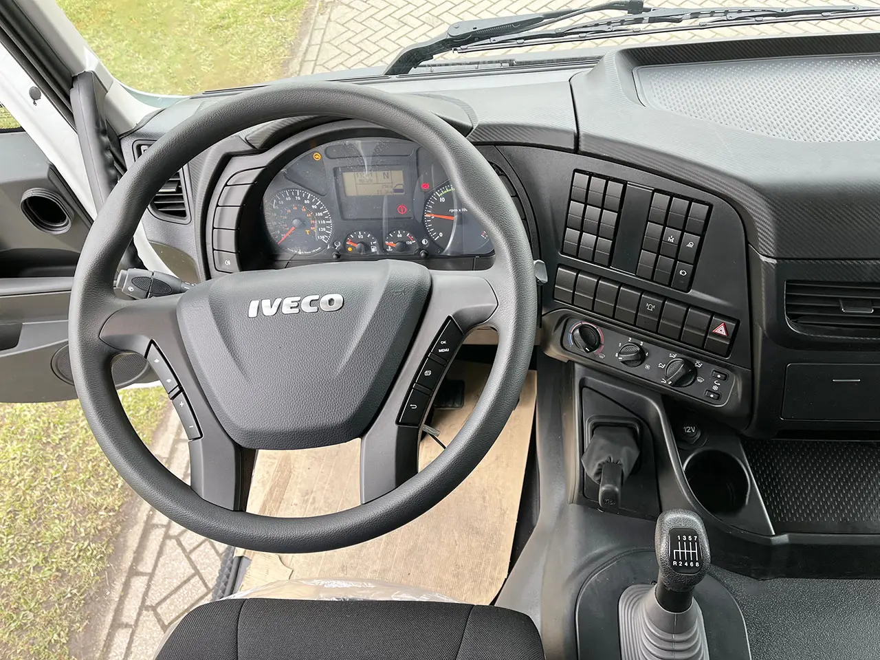 Iveco Trakker AD410T42H-4250 Mixer Chassis Cabin 8x4 9