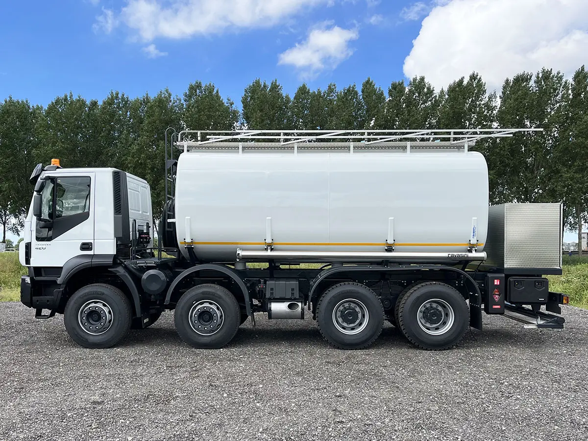 Iveco Trakker AD410T42H 8x4 Fuel Tank Truck 2