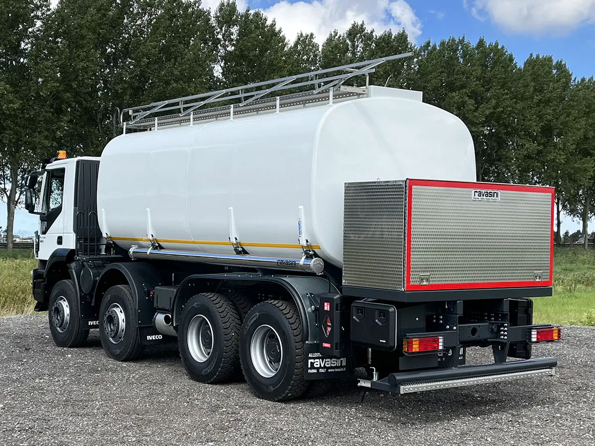 Iveco Trakker AD410T42H Camion citerne à carburant 8x4 3