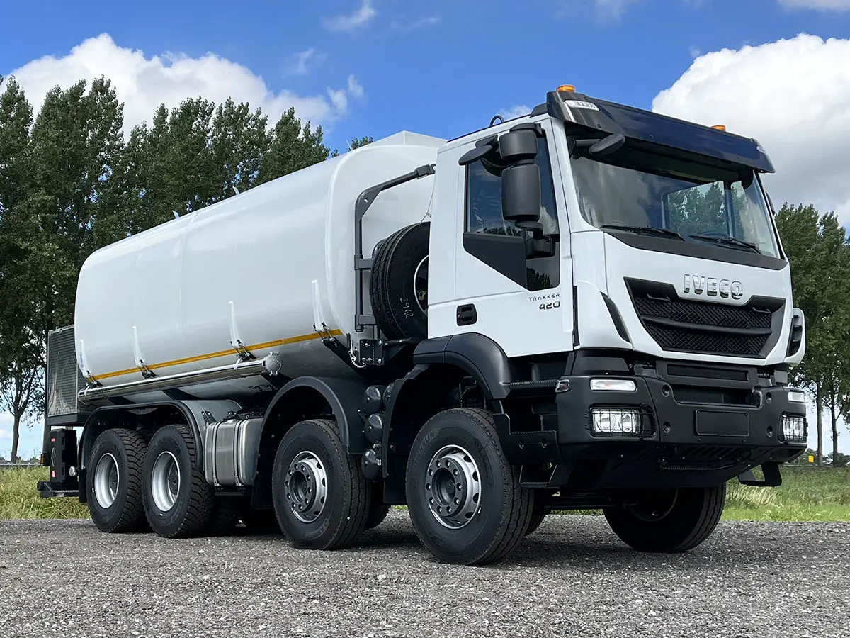 Iveco Trakker AD410T42H Camion citerne à carburant 8x4 4