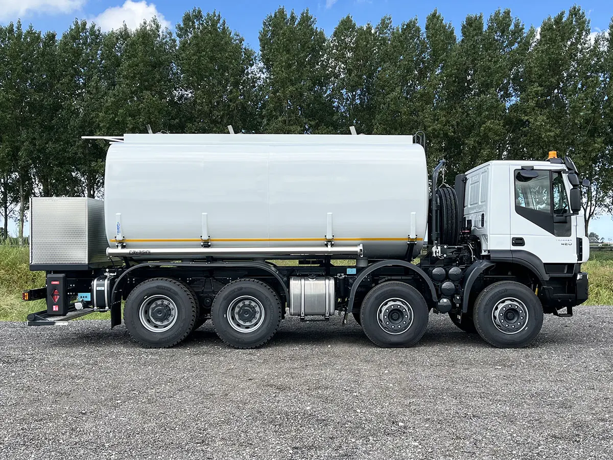 Iveco Trakker AD410T42H Camion citerne à carburant 8x4 5