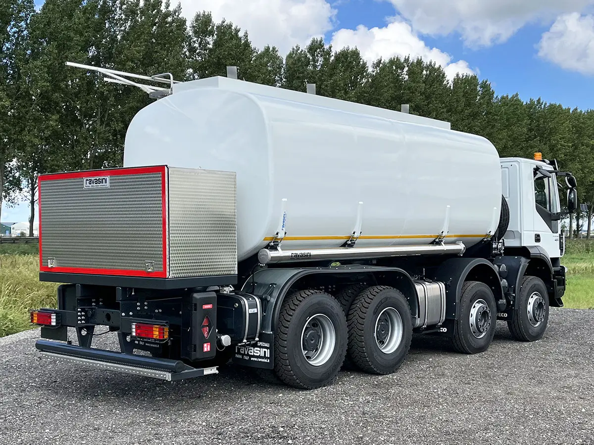 Iveco Trakker AD410T42H Camion citerne à carburant 8x4 6
