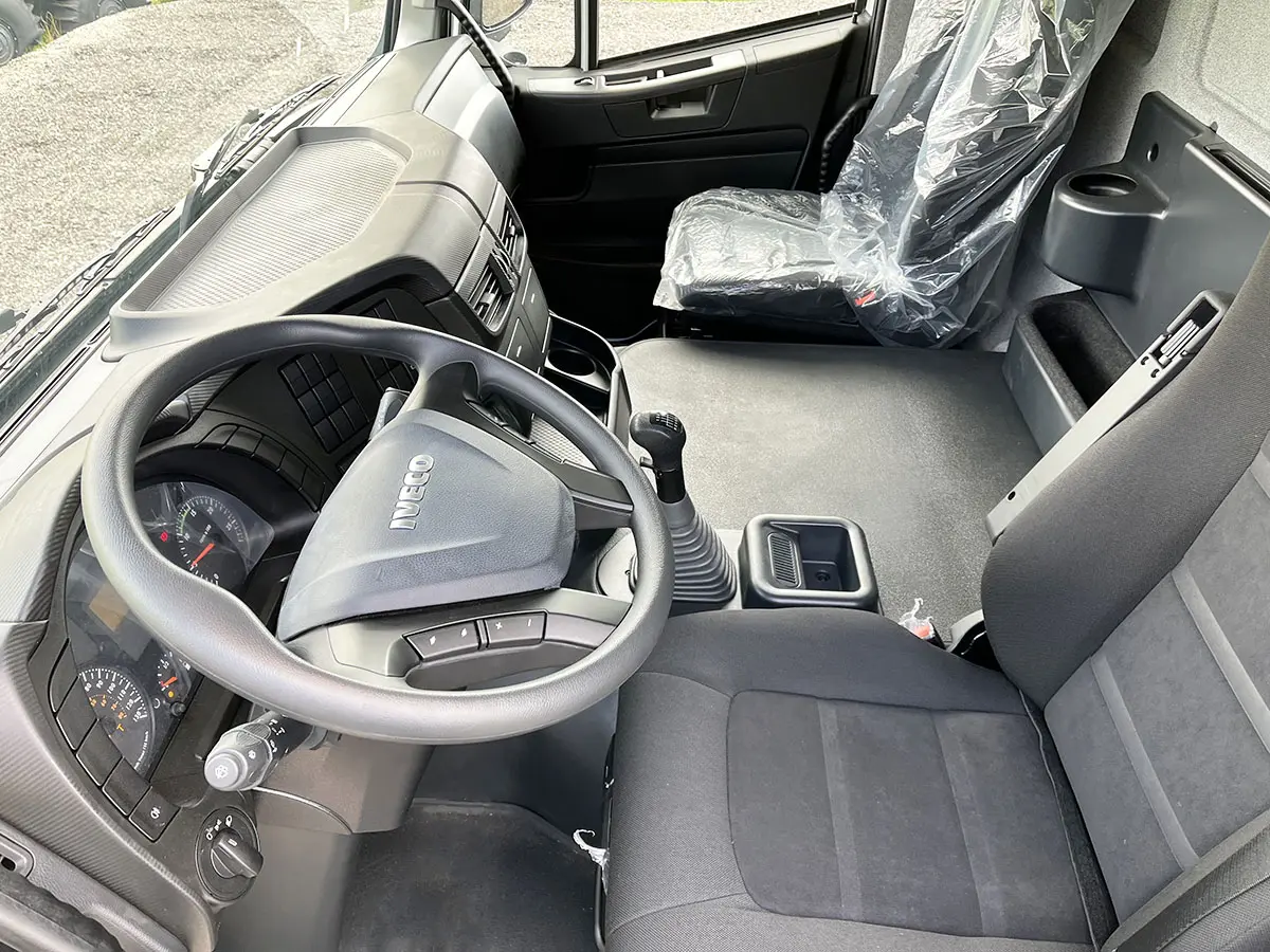 Iveco Trakker AD410T42H Camion citerne à carburant 8x4 7