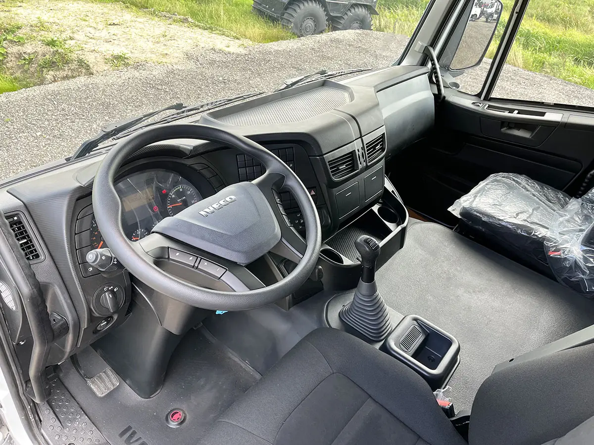 Iveco Trakker AD410T42H Camion citerne à carburant 8x4 8