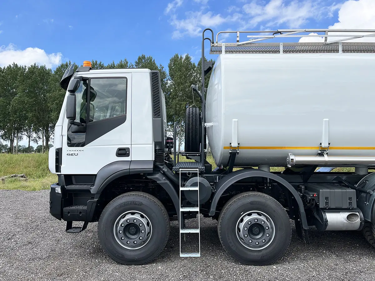 Iveco Trakker AD410T42H 8x4 Fuel Tank Truck 11