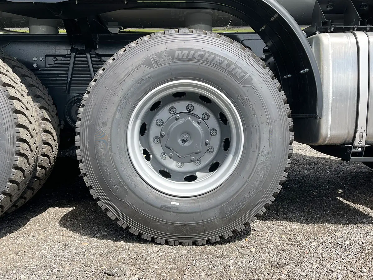 Iveco Trakker AD410T42H Camion citerne à carburant 8x4 16