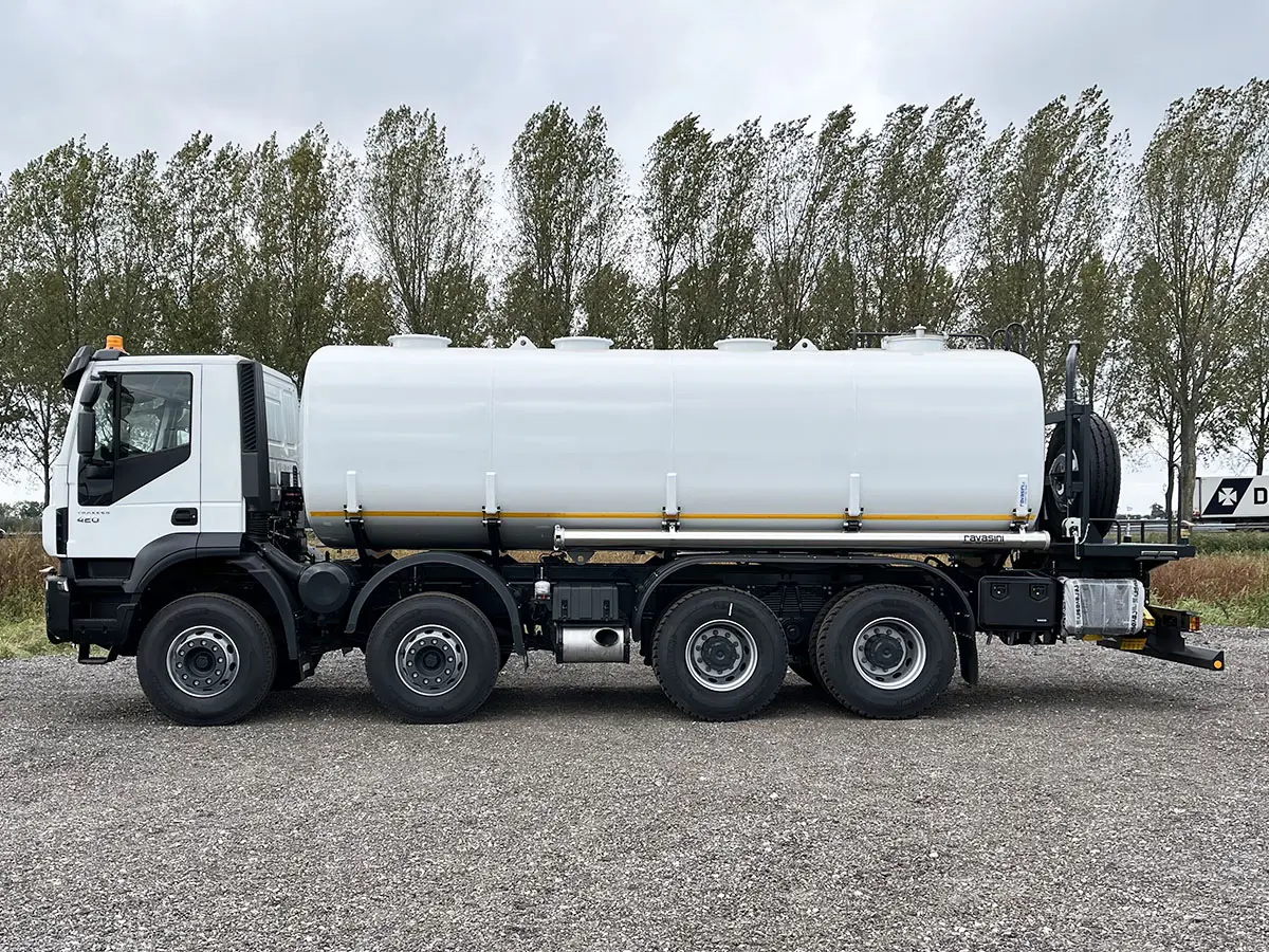 Iveco Trakker AD410T42H Camion citerne à eau 8x4 2