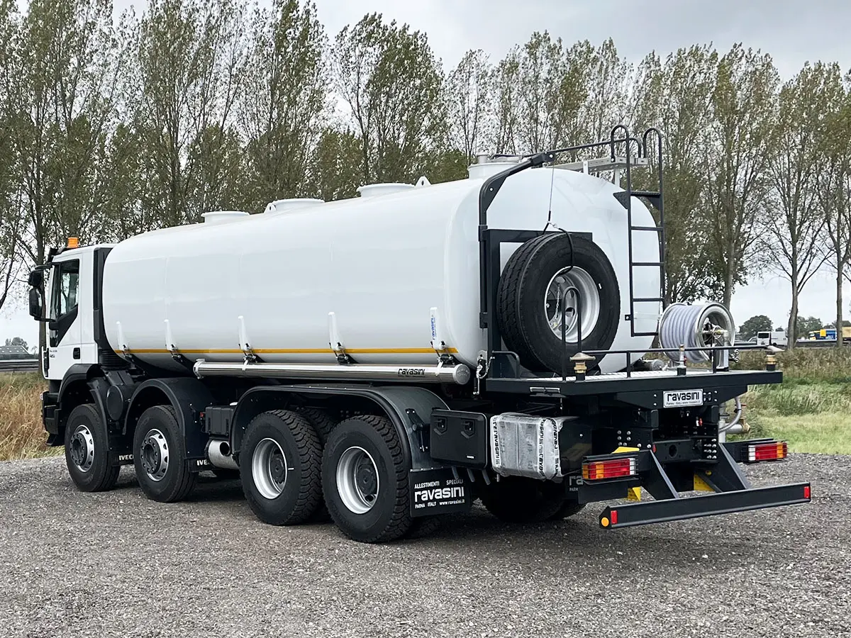 Iveco Trakker AD410T42H 8x4 Water Tank Truck 3