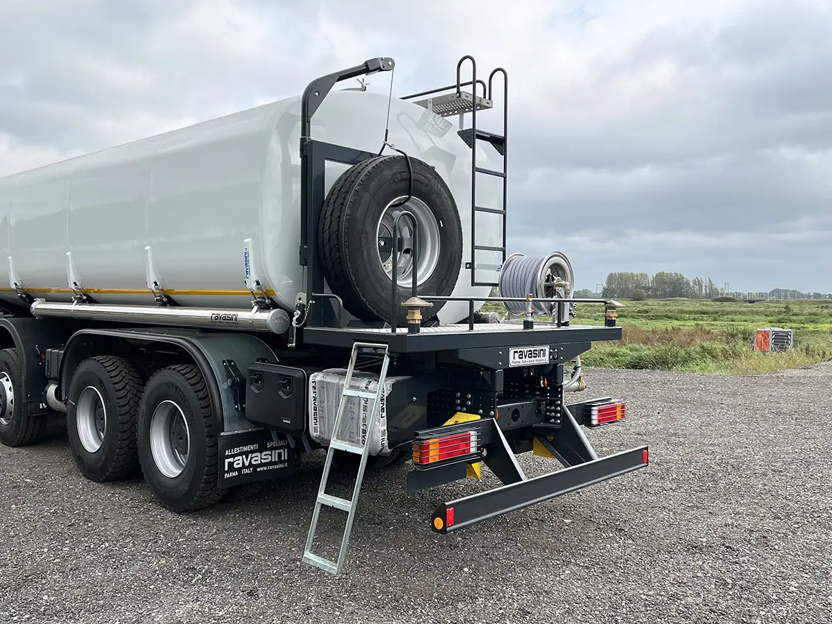 Iveco Trakker AD410T42H 8x4 Water Tank Truck 12
