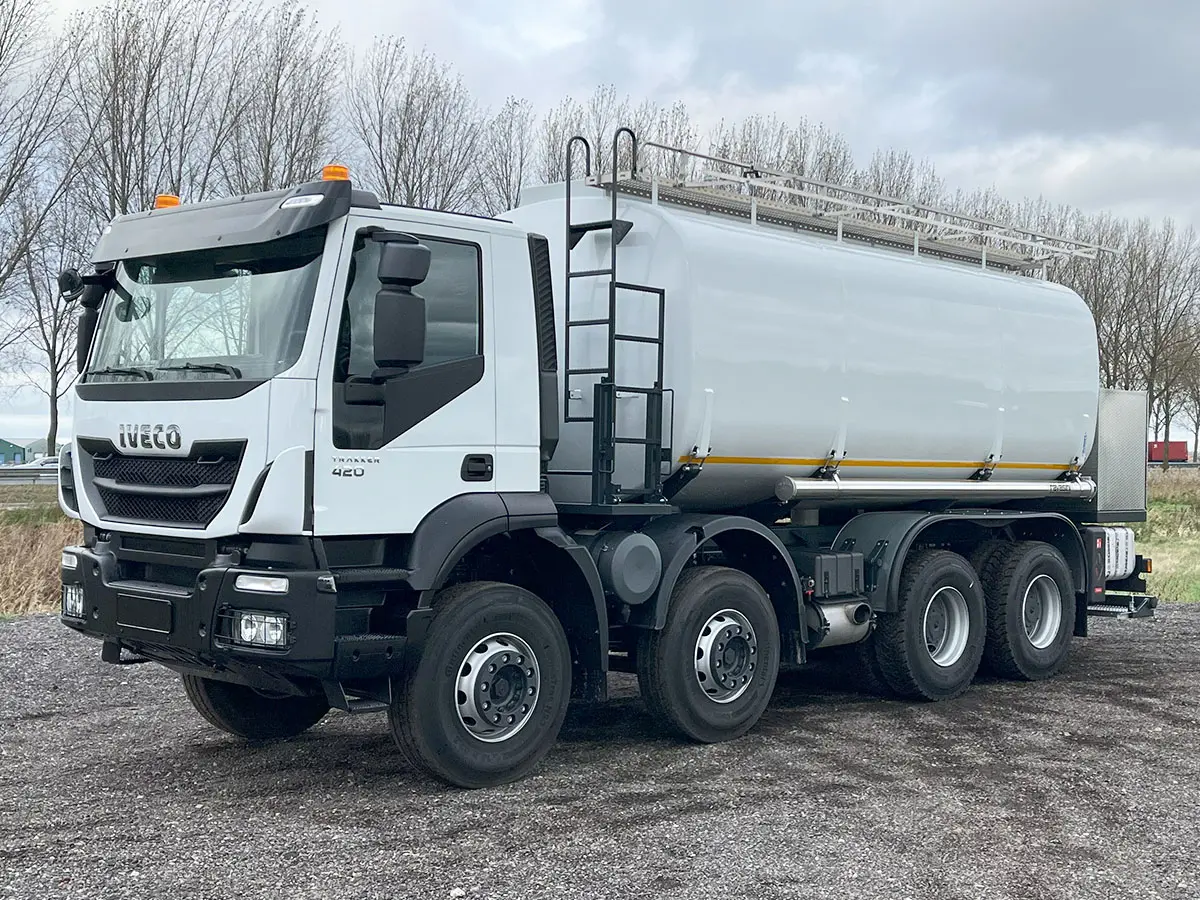 Iveco Trakker AD410T42H ADR Camion citerne à carburant 8x4