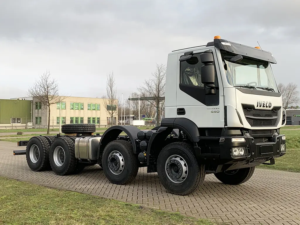 Iveco Trakker AD410T44H-4250 8x4 Chassis Cabin 4