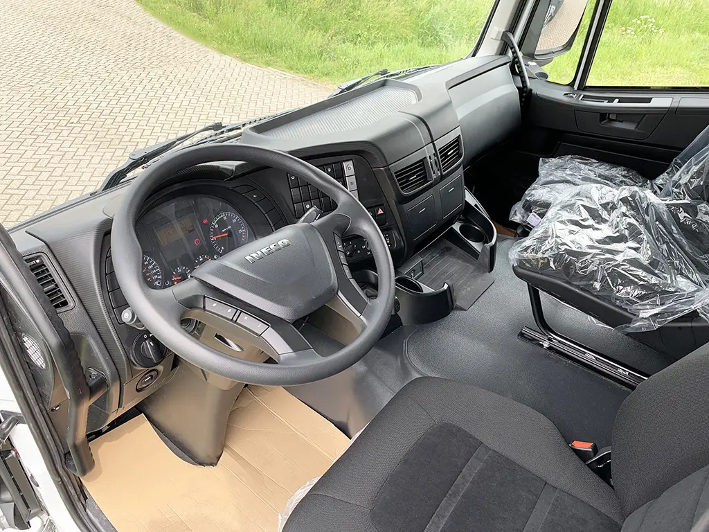 Iveco Trakker AD720T42WTH AT 6x6 Tractor Head 8