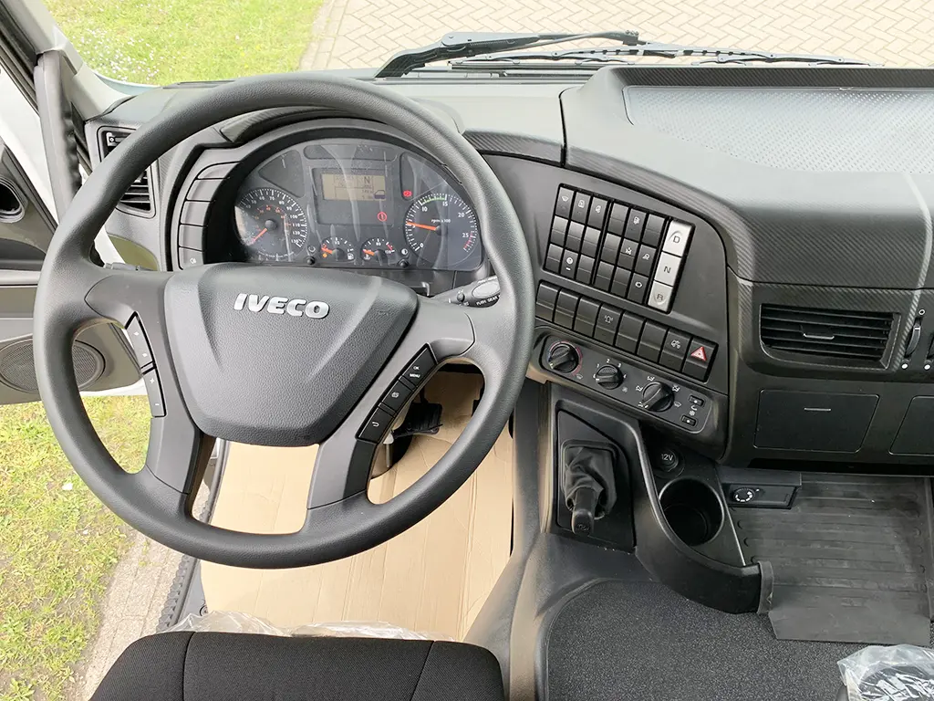 Iveco Trakker AD720T42WTH AT 6x6 Tractor Head 9