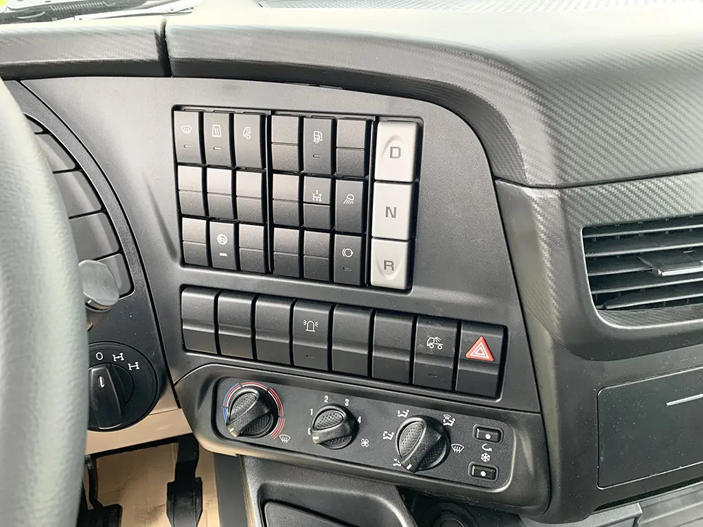 Iveco Trakker AD720T42WTH AT 6x6 Tractor Head 10