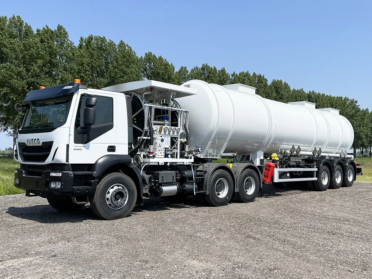 Iveco Trakker AD720T44TH / Magyar SMFF JET-A1 Semi-remorque de réservoir de carburant d'aviation 3-Essieux