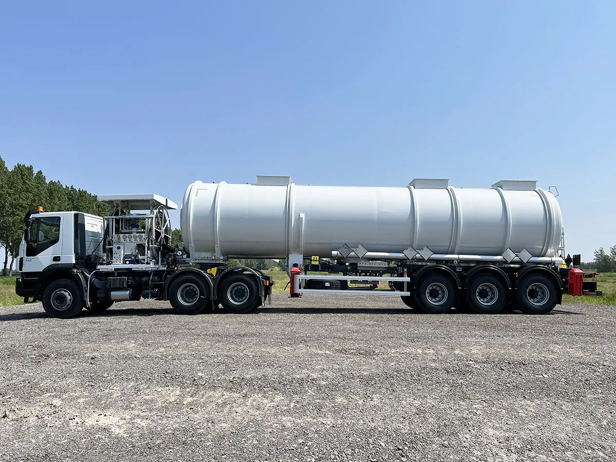 Iveco Trakker AD720T44TH / Magyar SMFF JET-A1 Semi-remorque de réservoir de carburant d'aviation 3-Essieux 5